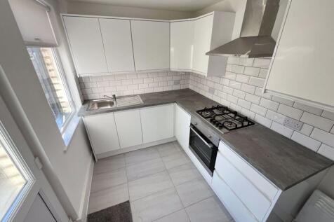2 bed flat to rent Adenmore Road, London SE6 4FD