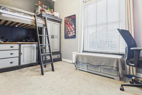 CAM03729G0-PR0189-STILL015