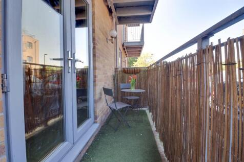 FLAT 2 RAMSDEN COURT-9.jpg