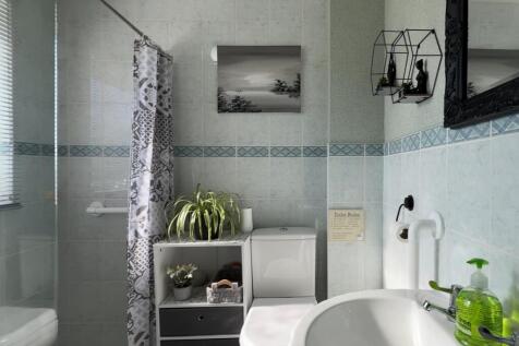 321 High Rd Shower Room