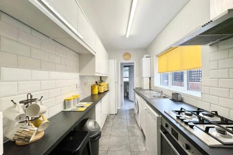 5-bed terraced on Radford Boulevard, Nottingham, £2,167/mo