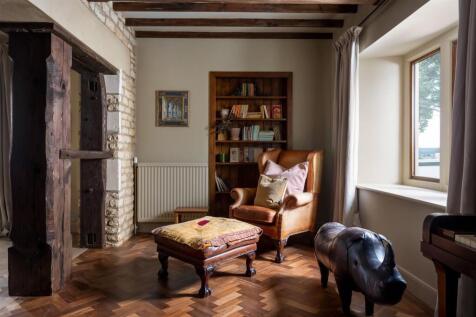 41 - High Barn - GL6 0QA - Web.jpg