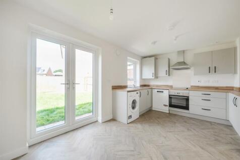 3 bedroom End of Terrace House in Sandiacre Way, Aylesbury photo 3