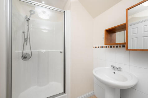 16 Leyland Road 3...