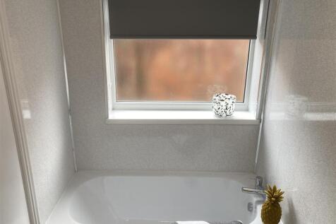 Walgrave Street 56 Bathroom downstairs e.JPG