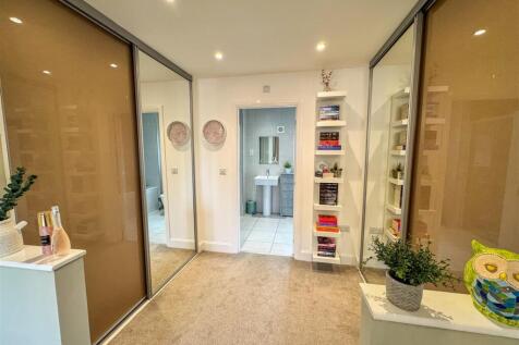 DRESSING AREA TO MAIN BEDROOM