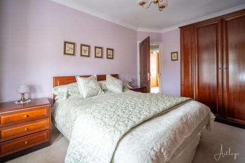 Bed 1.jpg