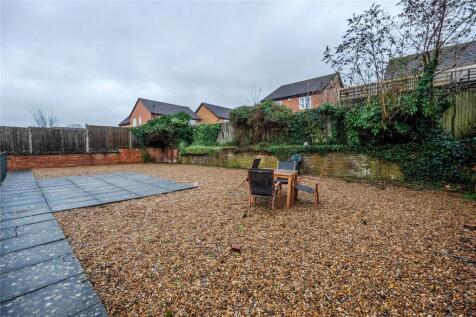 Half Moon Place, Dunstable, Bedfordshire, LU6 photo 4