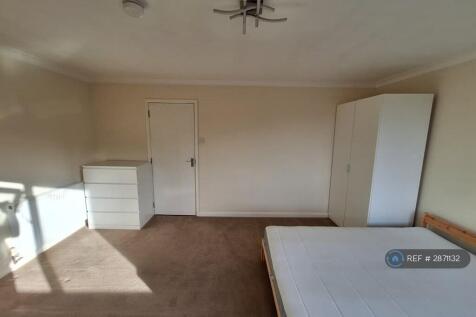 Bright And Spacious Room With Double Bed