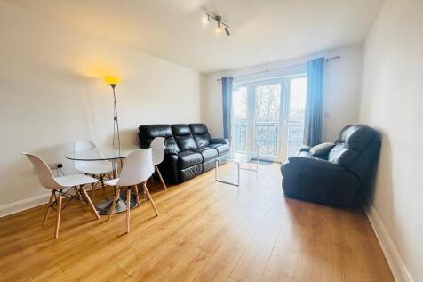 Large 2 Bedroom Apartment with Secure Parking