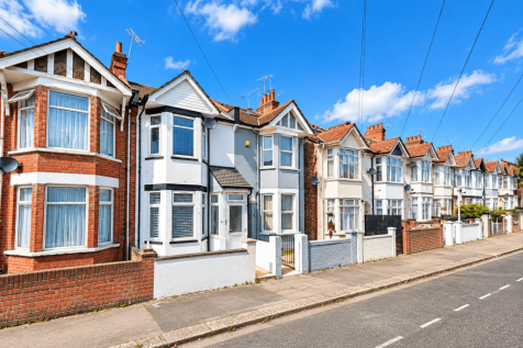 TWO-BEDROOM GROUND FLOOR MAISONETTE WITH GARDEN