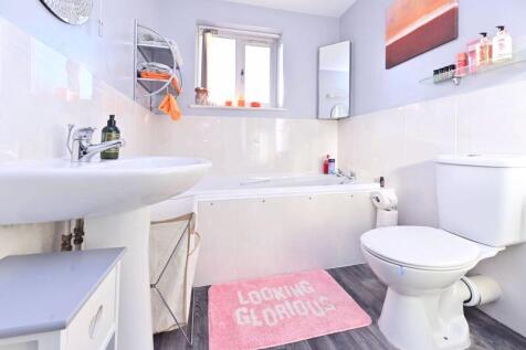 FIRST FLOOR FAMILY BATHROOM