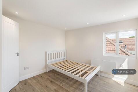 Marlborough Road, Ashford, TW15 photo 4