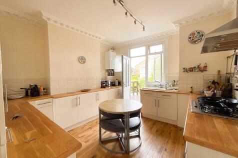 Hillside Crescent, Leigh-on-Sea photo 5