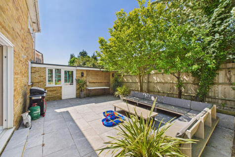 CAM02909G0-PR0400-STILL021