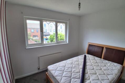 Laing Close, Hainault photo 4