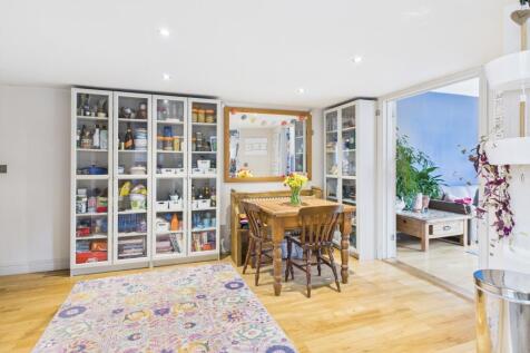 CAM02519G0-PR0233-STILL011