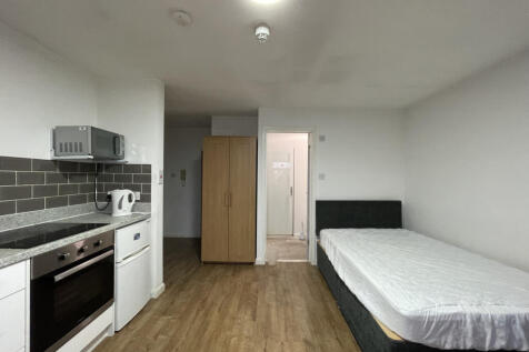 Full-time student - studio flat available now