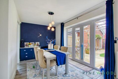 KITCHEN / DINING ROOM