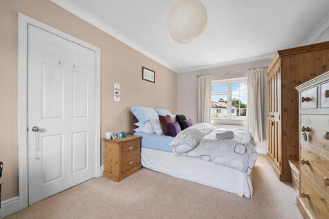 Curzon Close, Cur...