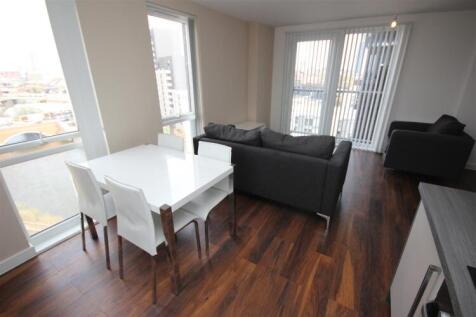 Located on the banks of the River Irwell the Riverside building offers modern living in a convenient location on the periphery of Castlefield. Just a few minutes walk into the city centre the developm