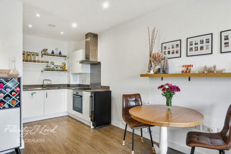 1 bed, 1 bath Apartment in London - Photo 11