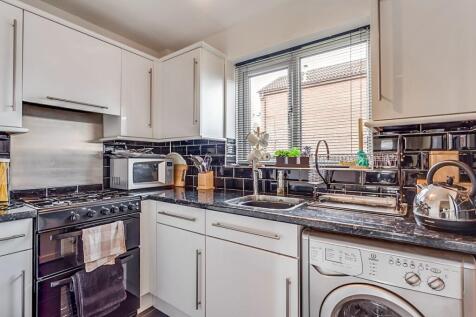 Leventhorpe Court, Oulton, Leeds, LS26 photo 3