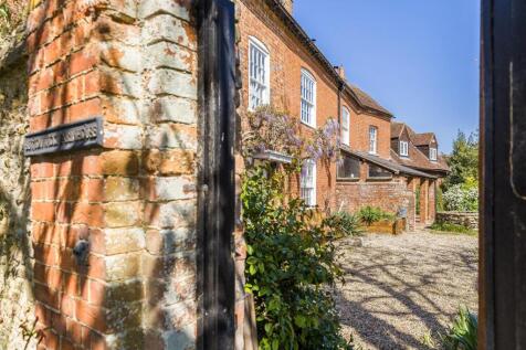 WALLED GARDEN GATE APPROACH.jpg