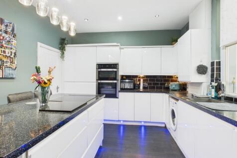 CAM03729G0-PR0189-STILL009