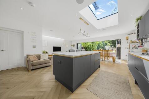 10 Lawn Cl, Datchet, Slough SL3 9JZ11.jpg