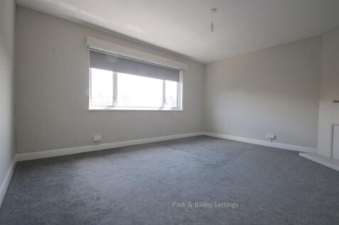 3 bedroom First Floor Flat in Caterham On The Hill photo 5