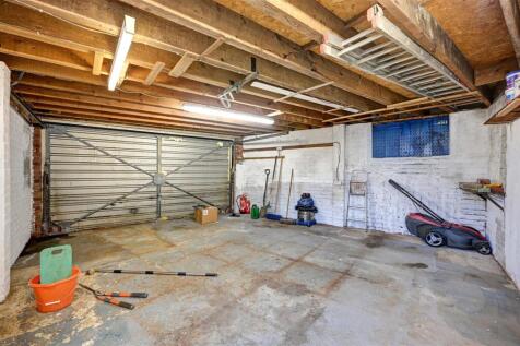 Garage to front.jpg