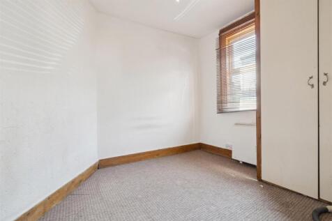 24b Glenburnie Road SW17 bedroom.jpg