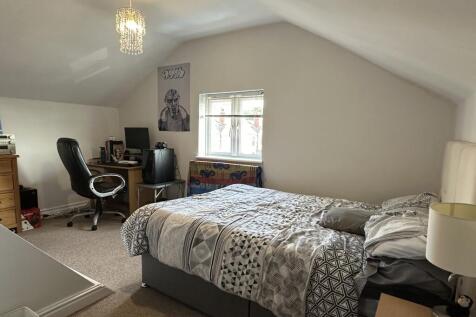WEST END // 6 Bedroom & 3 Bathroom // SEPT 2026 photo 2