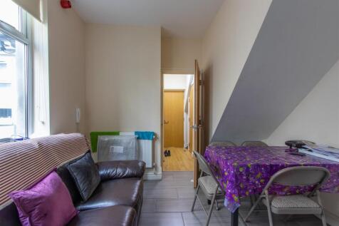 Mackintosh Place, Roath photo 3