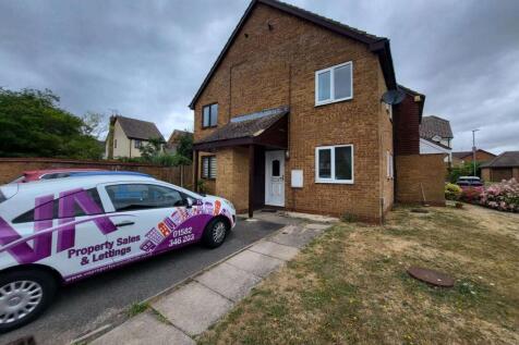 1 bedroom cluster house with parking and garden f