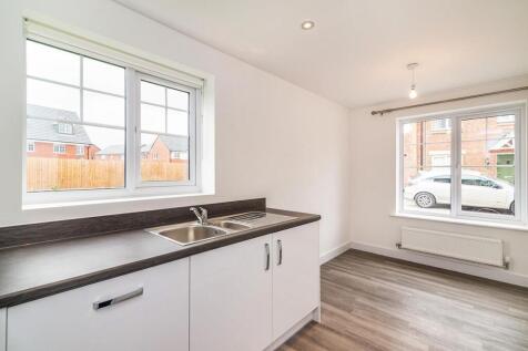 3 bedroom End of Terrace House in Farmers Meadow, Leigh photo 4