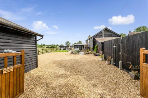 109380_Stables Barn Harlington Road  (12).jpg
