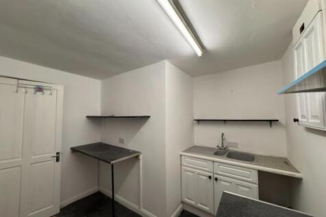Retail Property (high street) to rent Image 5