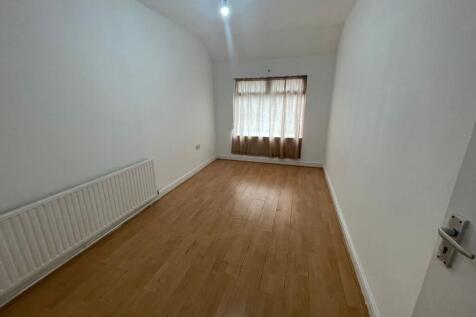 Bright, neutrally decorated single bedroom with...