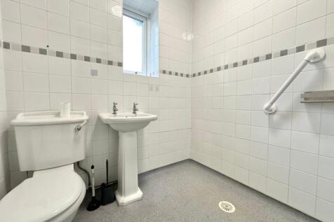 Poplars Close, Luton, LU2 photo 4