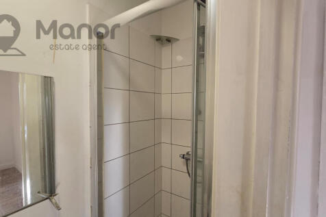 Brentwood Road, Romford, RM1 2RT photo 4
