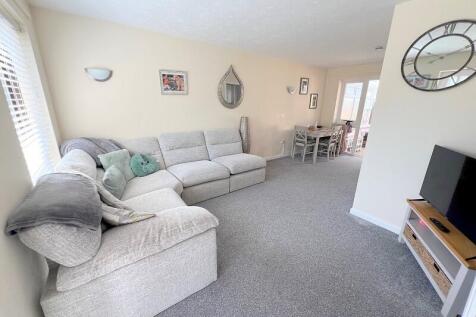 Ashlet Gardens, New Milton, Hampshire. BH25 5YD photo 3