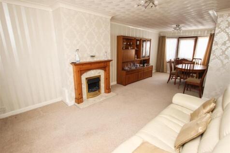 OPEN PLAN LOUNGE/DINING ROOM