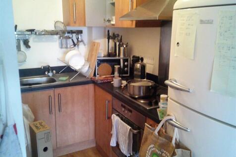 Practical kitchen with integrated appliances...