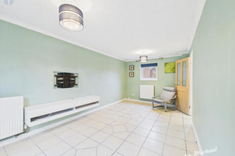 Meadow Way, Leighton Buzzard photo 3