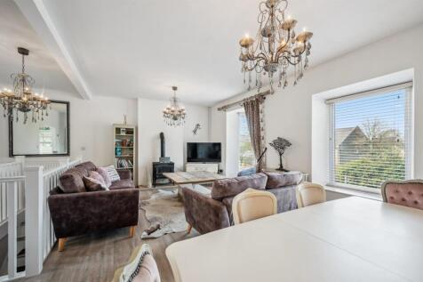 Dining area to lounge  .jpg