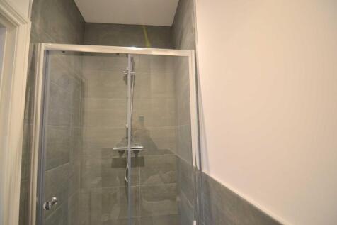 EN-SUITE SHOWER