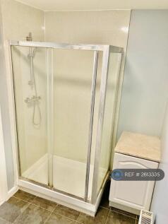 En Suit Bathroom With Shower 