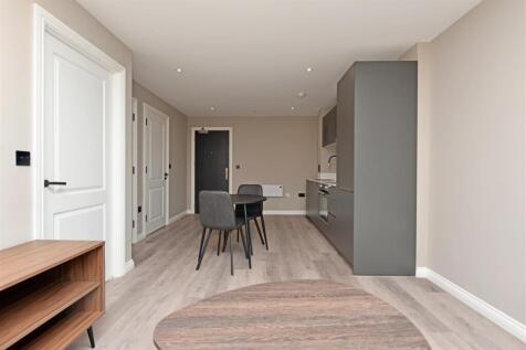 Living Room / Dining Area: